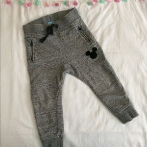 DISNEY. Joggers 2T